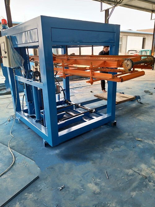 全自动水泥砖送板机定制 解锁小型免烧砖设备的高效生产新方案